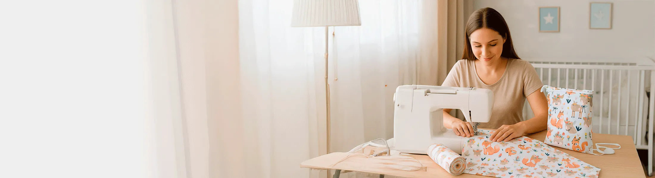 Banner categoría Hazlo tú misma – Mamá cosiendo tela PUL impermeable en máquina de coser – Pequelandia